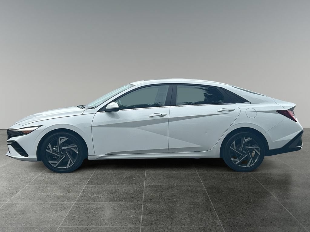 2025 Hyundai Elantra — detail view