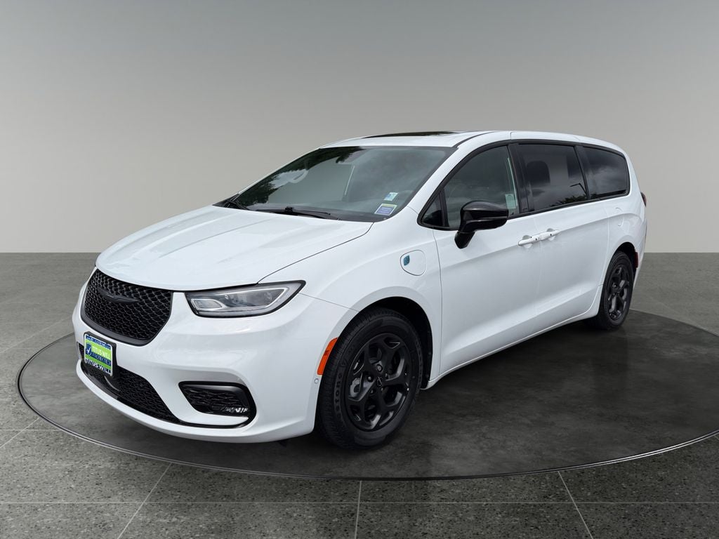 2023 Chrysler Pacifica Hybrid — rear three-quarter view