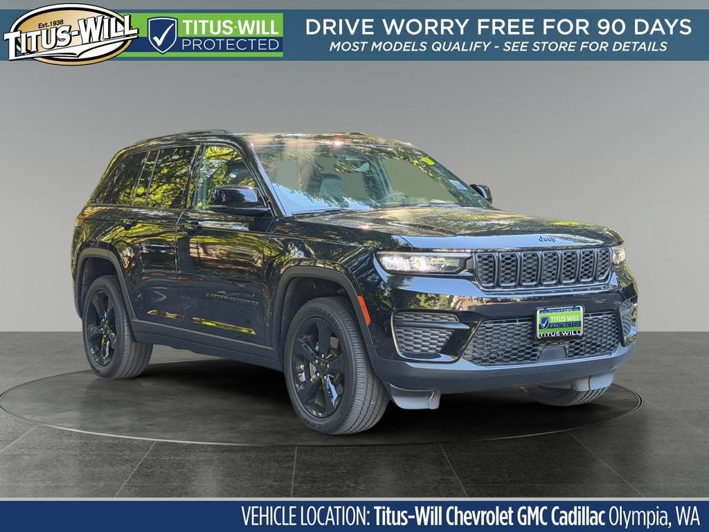 2023 Jeep Grand Cherokee Altitude 4x4 in Black — front three-quarter view